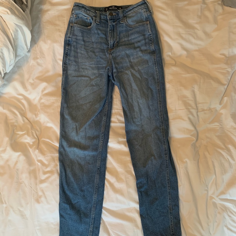 HOLLISTER HIGH WAISTED LIGHT WASH MOM JEANS